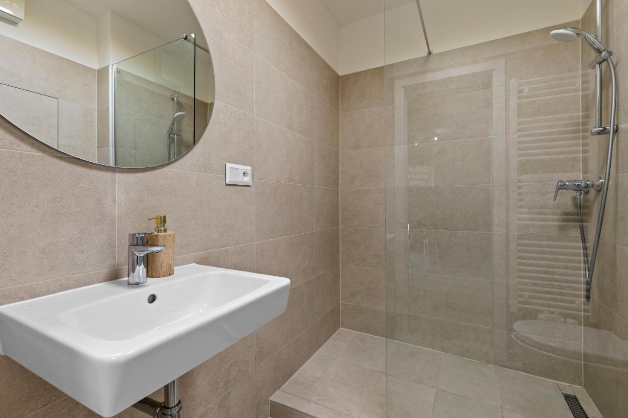 Lam Black - Ac - Balcony Apartment Bratislava Ngoại thất bức ảnh